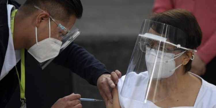 Enfermeira mexicana é a primeira vacinada contra Covid-19 na América Latina