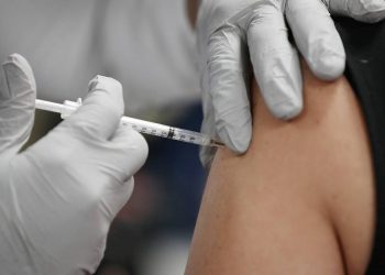 Suíça é primeiro país a autorizar uso padrão da vacina da Pfizer contra a Covid-19