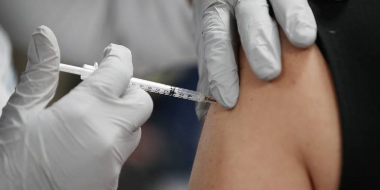 Suíça é primeiro país a autorizar uso padrão da vacina da Pfizer contra a Covid-19