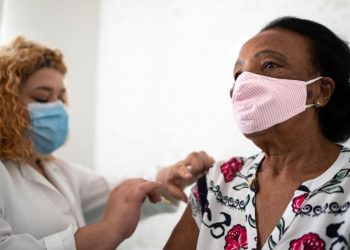 Covid-19: Plano de vacinação no Brasil está atolado no caos, diz NYT