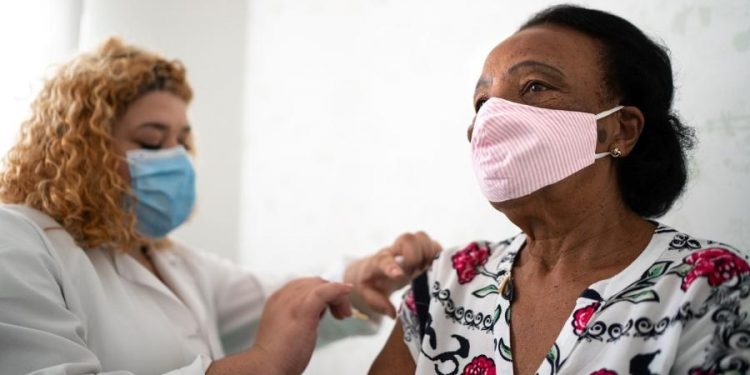 Covid-19: Plano de vacinação no Brasil está atolado no caos, diz NYT