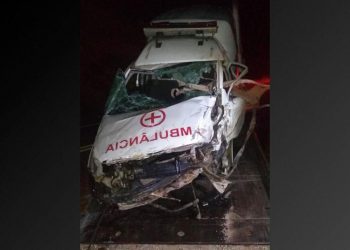 Veículo ficou parcialmente destruído após o acidente. Motorista e passageiras foram socorridos, informou a Polícia Militar do Ceará (PMCE) (Foto: Polícia Militar do Ceará)