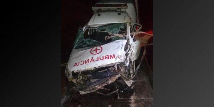 Ambulância capota com quatro pessoas em Santana do Cariri