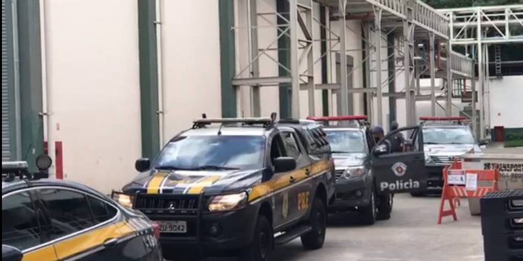 Polícia Federal vai ao Butantan buscar Coronavac para Ministério da Saúde