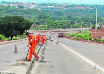 Devido a impasses nas indenizações, pelo menos 20 máquinas estão paradas, entre equipamentos de terraplenagem e produção de asfalto (Foto: Antonio Rodrigues)