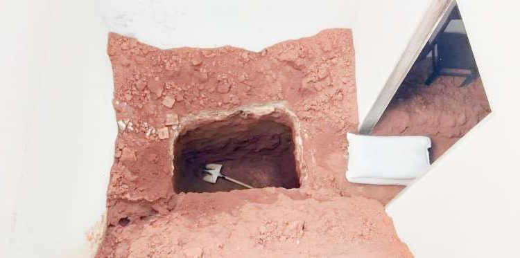 Veja vídeos do momento em que a Polícia Civil desativa laboratório de drogas em Crato