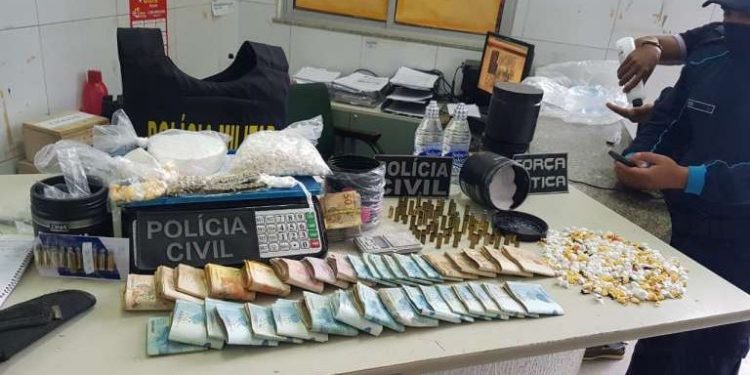 Cinco suspeitos de chefiar comércio de drogas são capturados com R$ 40 mil em Itapipoca