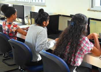 Estudantes assistem curso on-line (Foto: Senai Amapá/Divulgação)