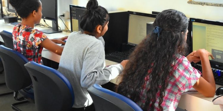 Estudantes assistem curso on-line (Foto: Senai Amapá/Divulgação)