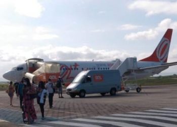 Passageiros desembarcam de avião no aeroporto de Juazeiro do Norte, a pedido de companhia aérea, para conserto de peça