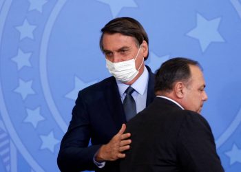 O presidente Jair Bolsonaro (sem partido) cumprimenta o Ministro da Saúde general Eduardo Pazuello em cerimônia de posse, no Palácio do Planalto, em Brasília (DF) (Foto: Adriano Machado/Reuters)