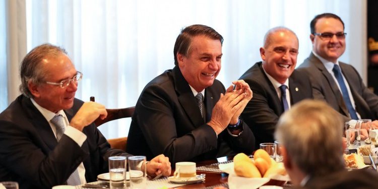Governo Bolsonaro gastou R$ 31 milhões em refrigerante e R$ 15 milhões em leite condensado em 2020
