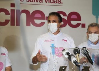 O governador concedeu entrevista após a chegada das doses no Ceará (Foto: Fabiane de Paula)