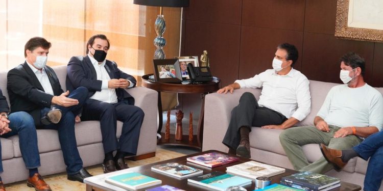 Baleia Rossi se reúne com governador e deputados do Ceará em busca de apoio para eleição na Câmara