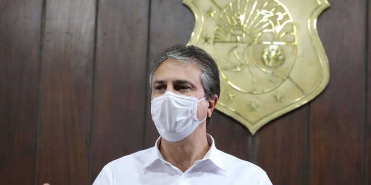 Ceará receberá doses da vacina de Oxford contra a Covid nos próximos dias, diz Camilo Santana