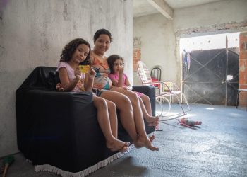 O Cartão Mais Infância beneficia famílias, com R$ 100 por mês, para auxiliar crianças de 0 a 5 anos a garantir a sua segurança alimentar e nutricional (Foto: Ariel Gomes/Governo do Ceará)