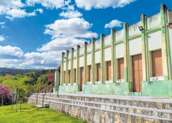 Casarões ajudam a contar como as localidades do interior cearense se desenvolveram ao longos dos anos. Os imóveis mostram que economia local se baseava nas plantações de cana-de-açúcar (Foto: Antonio Rodrigues)