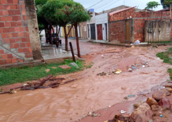 Morador afirmou que foi a segunda vez em menos de uma semana que teve a sua residência invadida pela água. Ele alega falta de infraestrutura na região