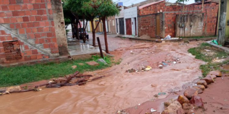 Famílias têm casas alagadas durante chuva em Juazeiro do Norte