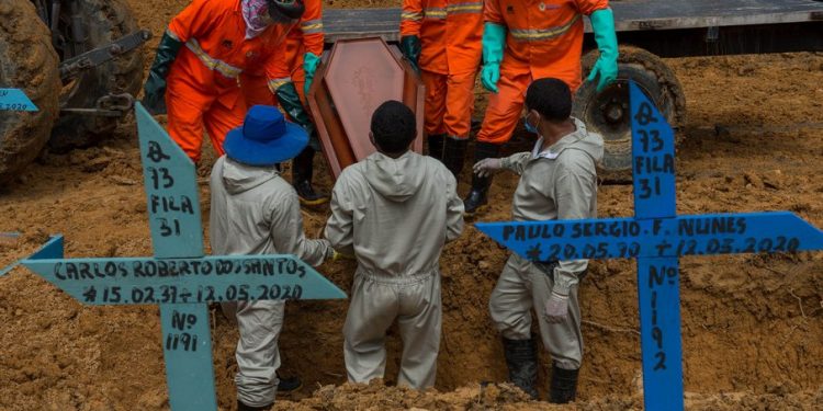 Brasil registra mais de mil mortes diárias por Covid-19 pelo quarto dia seguido