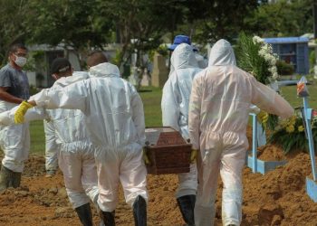 Brasil tem média de 65 mil novos casos de coronavírus diários, patamar bastante alto, sem contar a subnotificação (Foto: Marcio James/AFP)