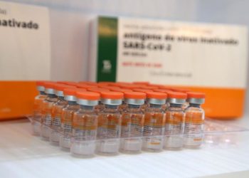 Logística do governo federal falha, vacinação atrasa e 11 estados só começam campanha nesta terça (19)