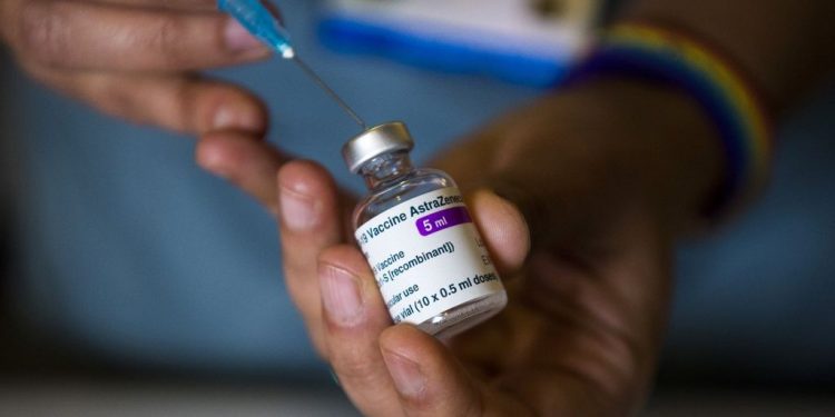 Vacinação deve começar pelas capitais brasileiras, mas ainda não tem data, diz Ministério da Saúde