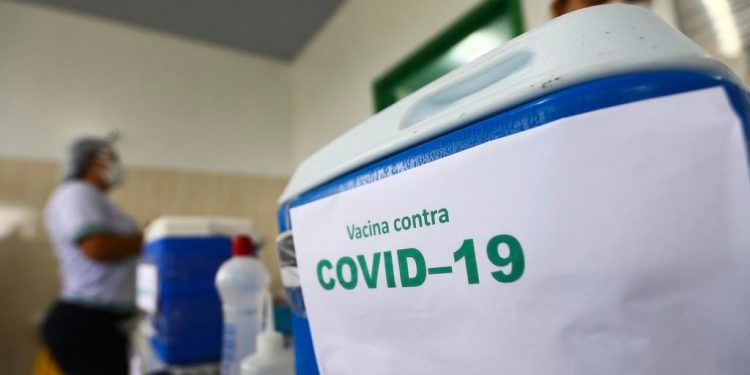 Vacinas contra a Covid vindas da Índia serão enviadas aos estados a partir deste sábado (23)