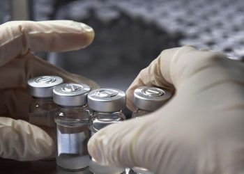 Os imunizantes devem deixar SP em direção ao Ceará nesta segunda (18 (Foto: Nelson Almeida/AFP)