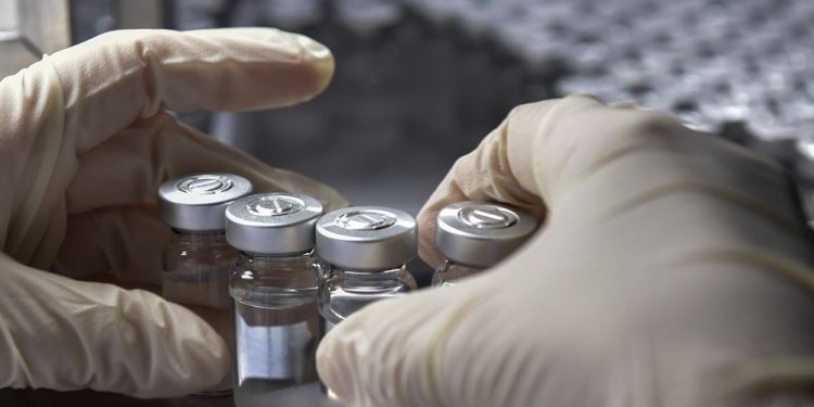 Ceará calcula receber vacina para 109 mil pessoas; Camilo está a caminho de São Paulo