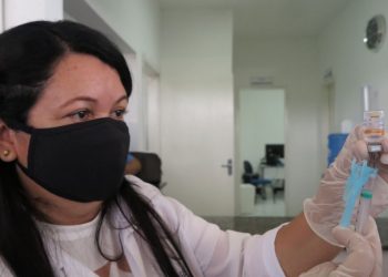 Nesta primeira remessa, 109 mil pessoas serão vacinadas no Ceará. A prioridade é para profissionais de saúde da linha de frente (Foto: Antonio Rodrigues)