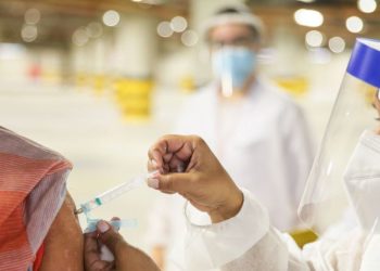 Brasil tem 47% da população vacinada com duas doses, o que ajuda na melhora do índice de transmissão (Foto: Camila Lima)