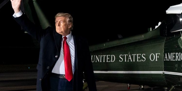 Twitter bane permanentemente a conta pessoal de Donald Trump