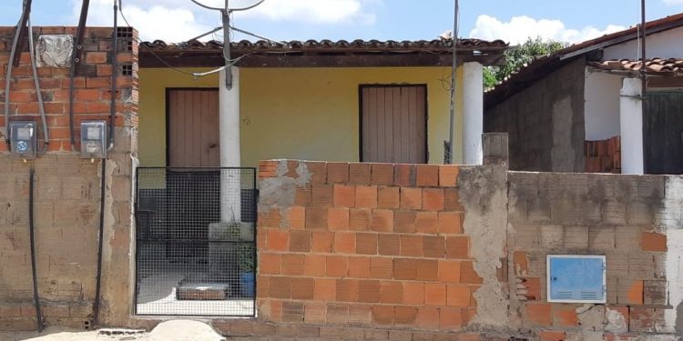 Mãe e filha são mortas a tiros dentro de casa; suspeitos expulsaram familiares de casa