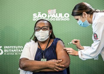 A enfermeira Mônica Calazans, 54, recebe a vacina contra o coronavírus (Foto: Amanda Perobelli/Reuters)