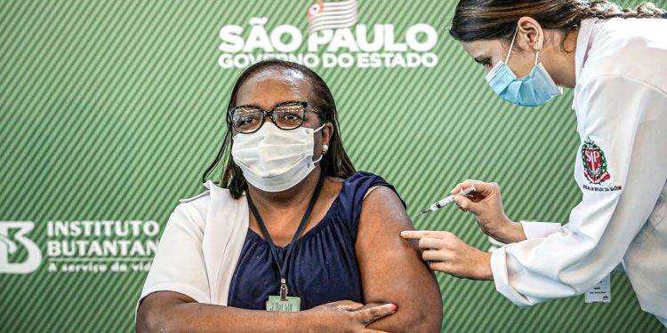 Minutos após aval da Anvisa, enfermeira de SP recebe a primeira vacina contra a Covid no Brasil