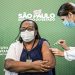 Minutos após aval da Anvisa, enfermeira de SP recebe a primeira vacina contra a Covid no Brasil