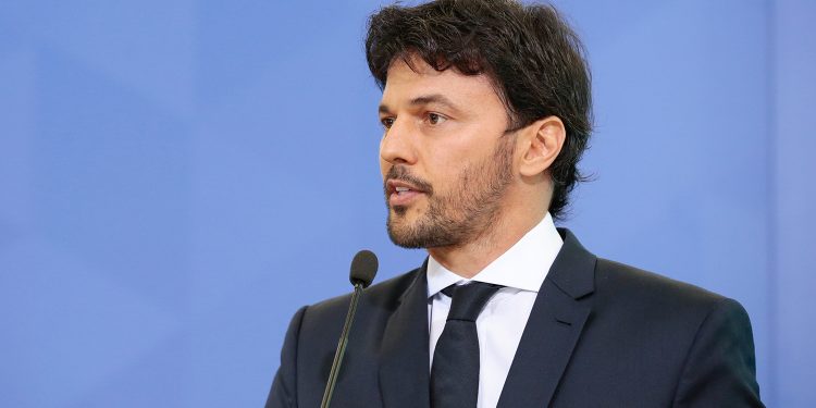 Em plena era do 5G, ministro das Comunicações promete que todo celular feito no Brasil terá rádio FM