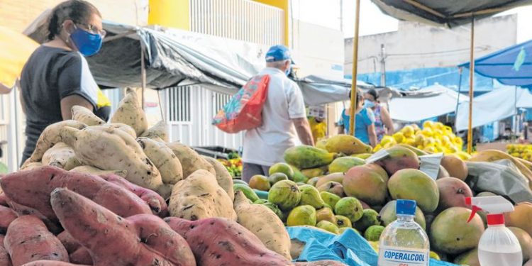 Feirantes apostam em medidas sanitárias para reaquecer vendas
