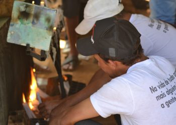 A cruz marca o local onde supostamente o vaqueiro foi enterrado. É o ponto que concentra romeiros em oração (Foto: Samuel Pinheiro/Revista Cariri)