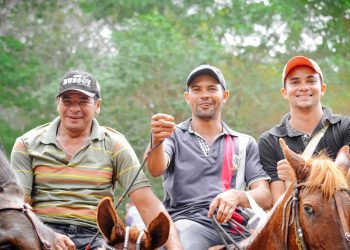 A festa reúne cerca de 2 mil pessoas que vão a pé ou a cavalo até o local onde está fincada a Santa Cruz (Foto: Samuel Pinheiro/Revista Cariri)