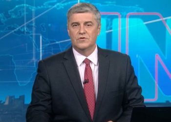Flávio Fachel no Jornal Nacional deste sábado (16); noticiosos da Globo evitam mostrar Bolsonaro (Foto: Reprodução/TV Globo)