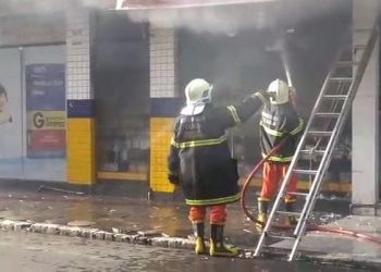 Farmácia com 50 anos de funcionamento é atingida por incêndio e parte do forro cai no Centro do Crato, no Ceará (Foto: Arquivo pessoal)