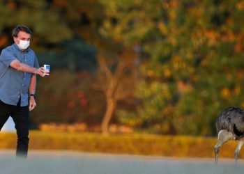 Presidente Jair Bolsonaro com caixa da ineficaz (contra Covid) cloroquina, no Palácio da Alvorada (Foto: Adriano Machado/Reuters)