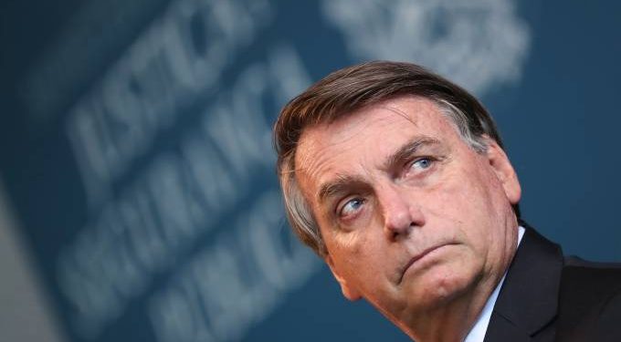 Aprovação de Bolsonaro despenca de 37% para 26%, mostra pesquisa
