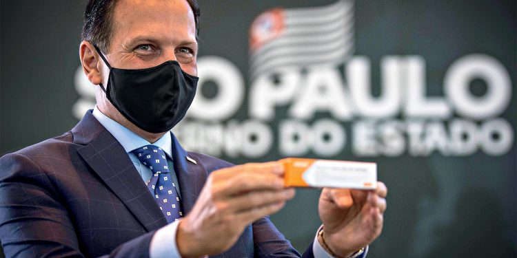 46% dos brasileiros acham que Doria combate a pandemia melhor que Bolsonaro