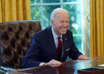 Joe Biden ri após ser questionado sobre quando iria conversar com Bolsonaro