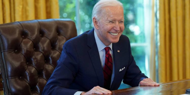 Joe Biden ri após ser questionado sobre quando iria conversar com Bolsonaro