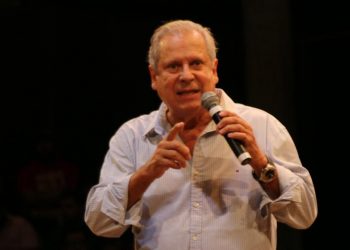 O ex-ministro José Dirceu em noite de autógrafos para o lançamento de sua biografia, em São Paulo (Foto: Sandro de Souza/Framephoto/Estadão Conteúdo)