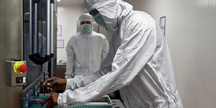 Índia inicia amanhã exportação de vacinas contra Covid-19 para 6 países; Brasil não consta da lista
